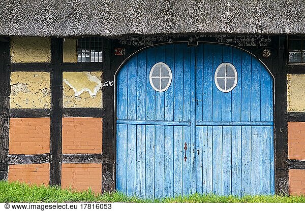 Eingangstor eines Bauernhaus am Dümmer See  Hüde  reetgedeckt  Niedersachsen  Deutschland  Europa