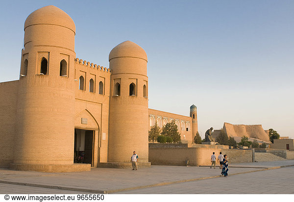 Eingangstor mächtige Ichon-Qala Festung  Khiva  Usbekistan  Zentralasien  Asien