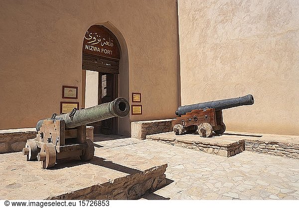 Eingangstor mit Kanonen  Fort Nizwa  Nizwa  Ad Dakhiliyah  Oman  Asien