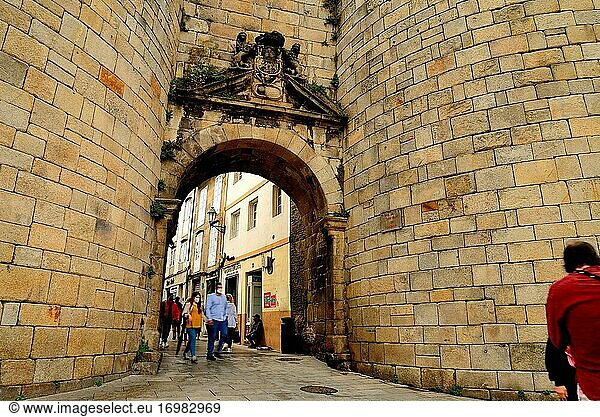 Eingangstor zu den römischen Stadtmauern von Lugo  Spanien
