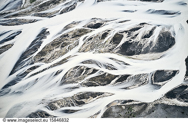 Eingefrorene Flussläufe bedecken kaltes Berggebiet