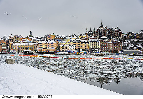 Eingefrorene Wasserstraße in der Altstadt von Stockholm  Schweden
