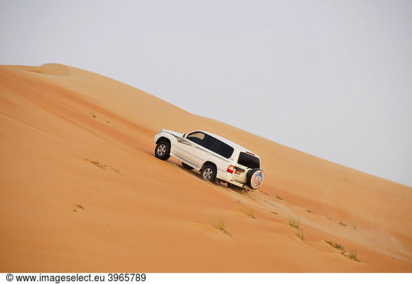 Einheimische beim so genannten Dune-Bashing mit ihrem Jeep  Liwa-Oase  Abu Dhabi  Vereinigte Arabische Emirate  Arabien  Naher Osten  Orient