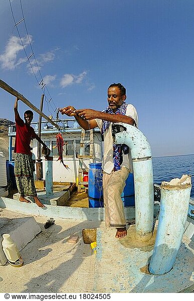 Einheimische Fischer mit Fang auf dem Boot auf See  Sokotra  Jemen  Marsch  Asien
