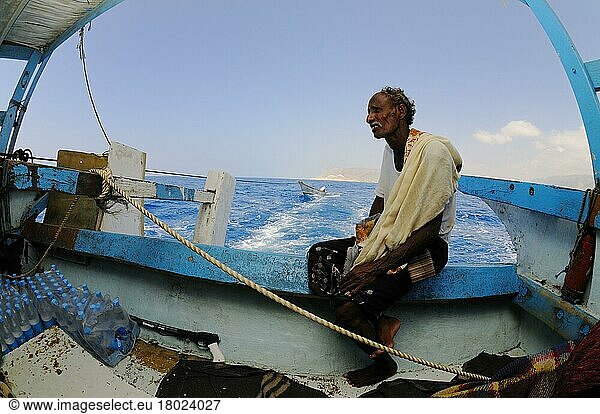Einheimische Fischer sitzen auf dem Boot auf See  Sokotra  Jemen  Marsch  Asien