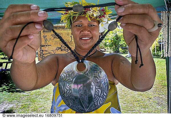 Einheimische Frau verkauft Crafs in Fakarava  Tuamotus-Archipel  Französisch-Polynesien  Tuamotu-Inseln  Südpazifik.