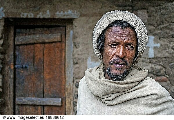 Einheimische in der Höhlenkirche Nakuto Lab  Amhara-Region  Lalibela  Äthiopien.