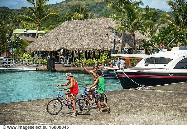 Einheimische Jugendliche neben dem Hafen von Bora Bora Vaitape  Gesellschaftsinseln  Französisch-Polynesien  Südpazifik.