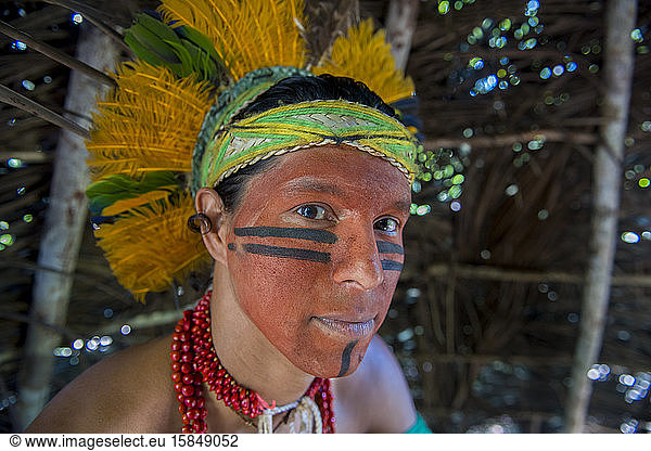 Einheimische mit Gesichtsbemalung und traditioneller Kleidung