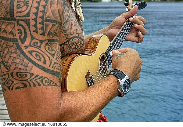 Einheimische tätowierte Person spielt Ukulele in Huahine  Gesellschaftsinseln  Französisch-Polynesien  Südpazifik.