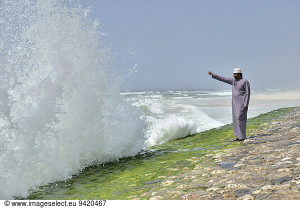 Einheimischer beobachtet während der Monsun-Zeit  Khareef-Season  die Wellen an der Corniche von Salalah  Dhofar-Region  Orient  Oman