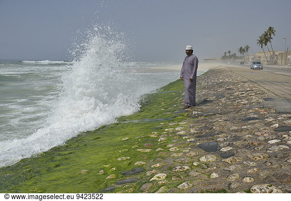 Einheimischer beobachtet während der Monsun-Zeit  Khareef-Season  die Wellen an der Corniche von Salalah  Dhofar-Region  Orient  Oman