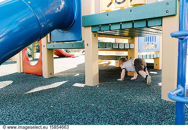 Einjähriger  der den Spielplatz erkundet.