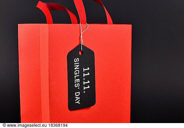 Einkaufstasche mit der Aufschrift '11.11. Singles' Day  ein inoffizieller chinesischer Feiertag und eine Einkaufssaison  die Menschen feiert  die nicht in einer Beziehung sind
