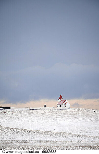 Einsame Kirche in winterlicher Landschaft