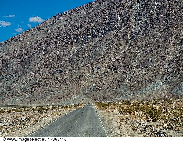 Einsame Straße  Highway 190  Death Valley Nationalpark  Kalifornien  USA  Nordamerika
