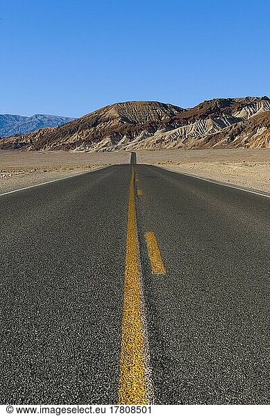 Einsame Straße im Death-Valley-Nationalpark  Kalifornien  USA  Nordamerika