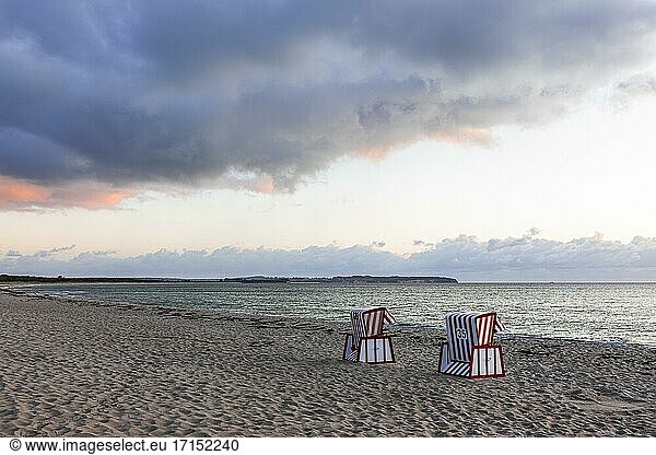 Einsame Strandkörbe im Morgenlicht am großen Strand von Thiessow  Insel Rügen  Ostsee  Mecklenburg-Vorpommern  Ostdeutschland