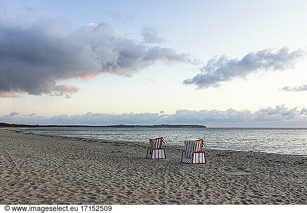 Einsame Strandkörbe im Morgenlicht am großen Strand von Thiessow  Insel Rügen  Ostsee  Mecklenburg-Vorpommern  Ostdeutschland