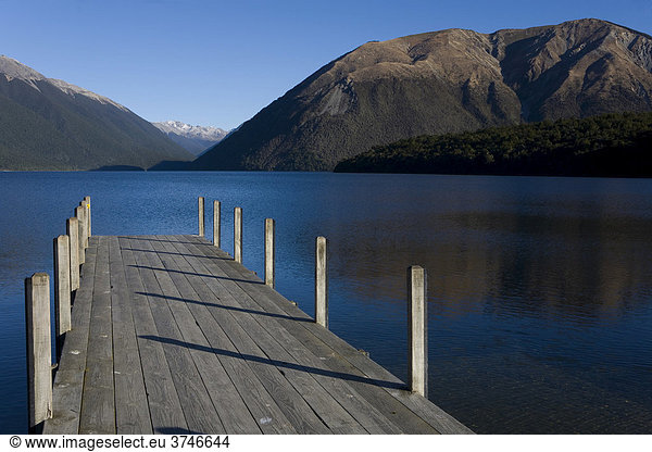 Einsamer Holzsteg  Nelson Lakes  Südinsel  Neuseeland