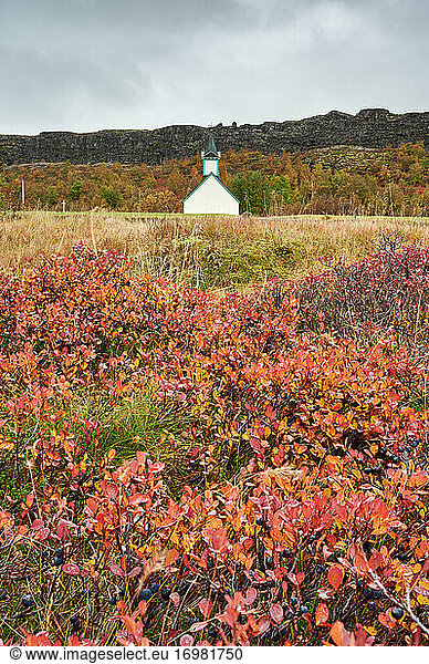 Einsames Haus im Herbsttal