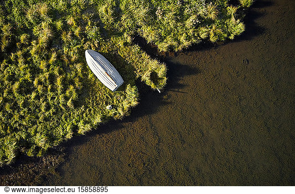 Einsames Holzboot am Flussufer liegend