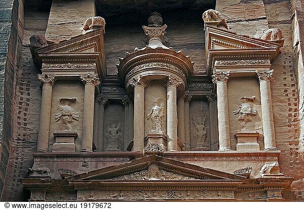 Einschusslöcher der lokalen Beduinenstämme in der Fassade des Al Khazneh  der Schatzkammer in der antiken Stadt Petra im Süden Jordaniens