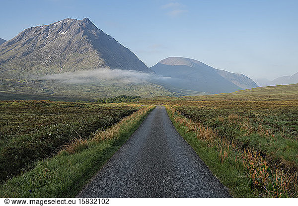 Einspurige Straße  die nach Glen Etive  Highland  Schottland