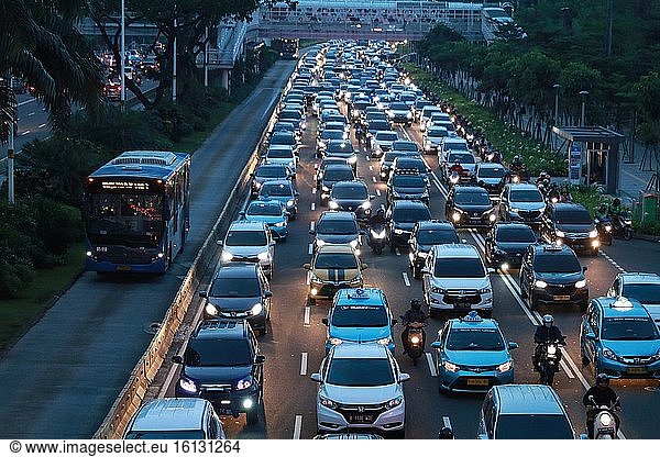 Einwohner von Jakarta nehmen während der Übergangszeit der neuen Normalität trotz COVID-19-Fällen die Arbeit auf