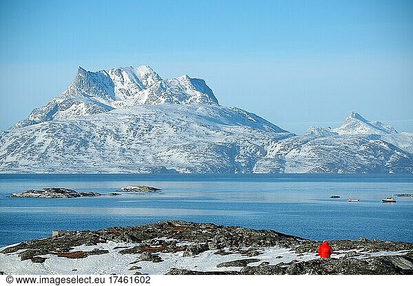 Einzelne Person mit roter Jacke in Winterlandschaft  Fjord mit Schnee und Eis  Nuuk  Hauptstadt  Nordamerika  grönland  Dänemark  Europa