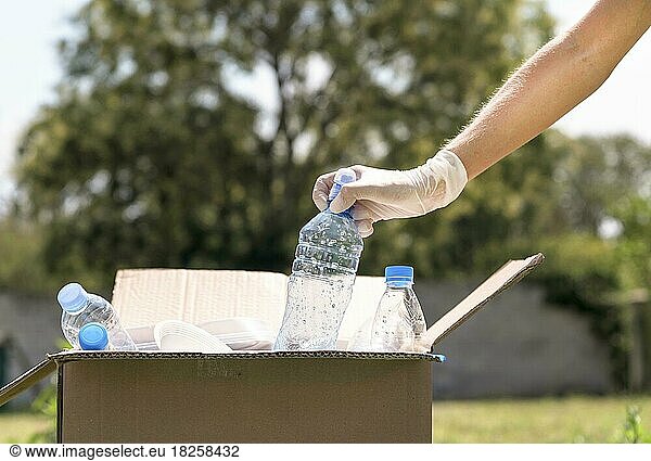 Einzelne Recycling-Plastikflaschen in Großaufnahme