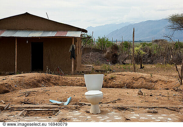 Einzelne Toilette vor einer heruntergekommenen Hütte  Äthiopien