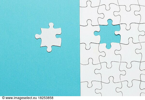 Einzelne weiße Puzzleteil blauen Hintergrund  Auflösung und hohe Qualität schönes Foto