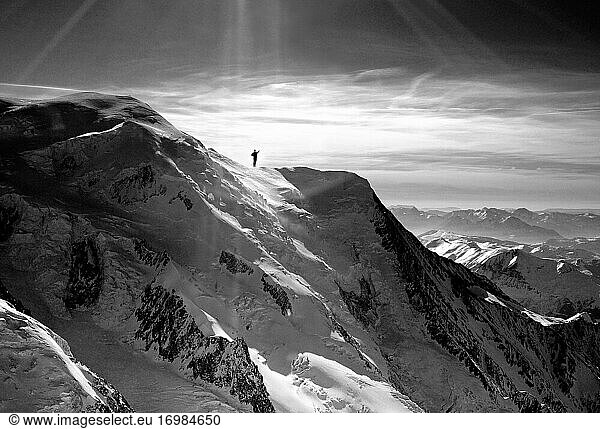 Einzelner Bergsteiger von der Aiguille du Midi aus gesehen  Mont Blanc Gebirge  in der Nähe von Chamonix   Haute-Savoie   Auvergne-Rh?ne-Alpes  Frankreich   Europa