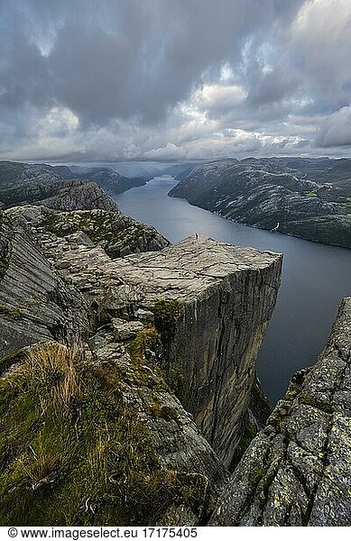 EInzelner Mensch an Felsplateau  Felskanzel Preikestolen  Lysefjord  Ryfylke  Rogaland  Norwegen  Europa