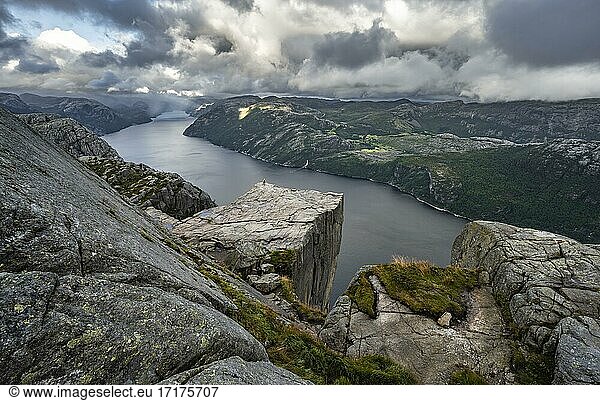EInzelner Mensch an Felsplateau  Felskanzel Preikestolen  Lysefjord  Ryfylke  Rogaland  Norwegen  Europa