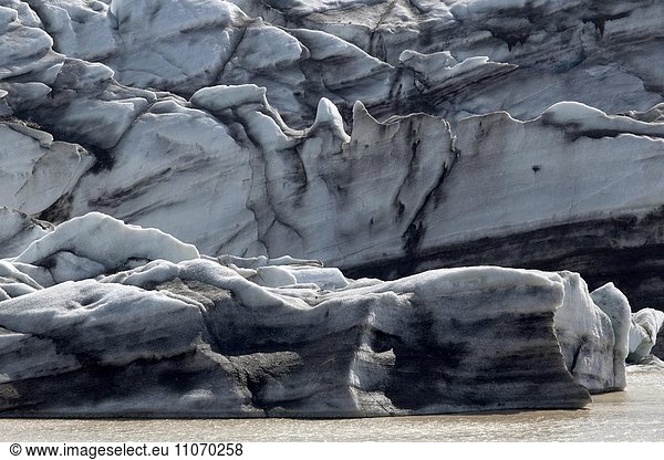 Eis  Gletschereis mit Spuren von Vulkanasche  Eisberge am Gletscher Svínafellsjökull  bei Skaftafell  Südisland  Island  Europa