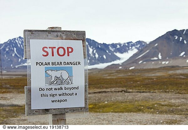Eisbärenwarnschild in Svalbard  Spitzbergen  Norwegen  Europa