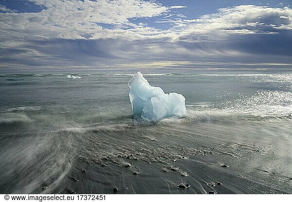 Eisberg am schwarzen Lavastrand Diamond beach  Jökulsárlón  Austurland  Island  Europa