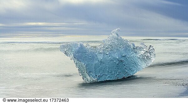 Eisberg am schwarzen Lavastrand Diamond beach  Jökulsárlón  Austurland  Island  Europa