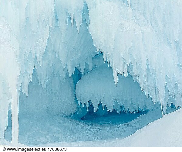 Eisberg  der im Winter im Meereis des Uummannaq-Fjordsystems im Nordwesten Grönlands  weit jenseits des Polarkreises  eingefroren ist. Nordamerika  Grönland  dänisches Gebiet.