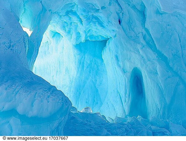 Eisberg  der im Winter im Meereis des Uummannaq-Fjordsystems im Nordwesten Grönlands  weit jenseits des Polarkreises  eingefroren ist. Nordamerika  Grönland  dänisches Gebiet.