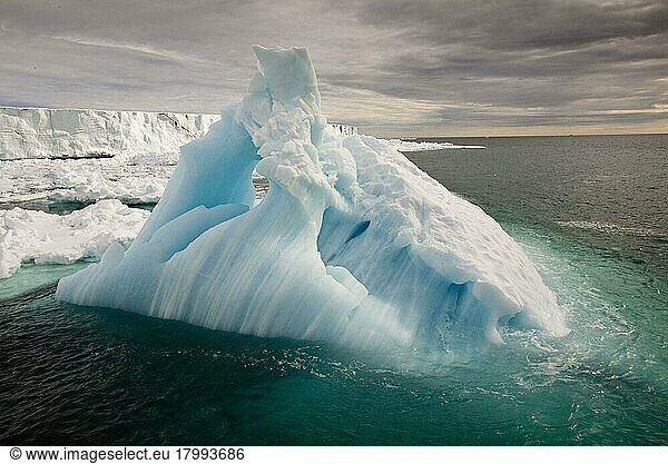 Eisberg im Meer nahe der Küste  Svalbard  Juni