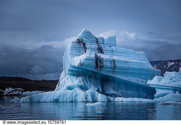 Eisberg in Gletscherlagune schwimmend  Island