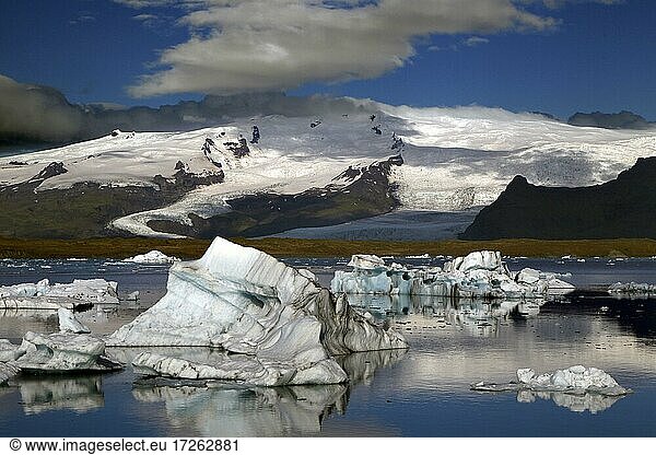 Eisberge,  treibende Eisbrocken,  Gletschereis,  Gletscher,  kalbender Gletscher,  Gletscherlagune,  Gletschersee,  Gletscherlagune Jökulsárlon,  Vatnajökull Gletscher,  Südküste,  Island,  Europa