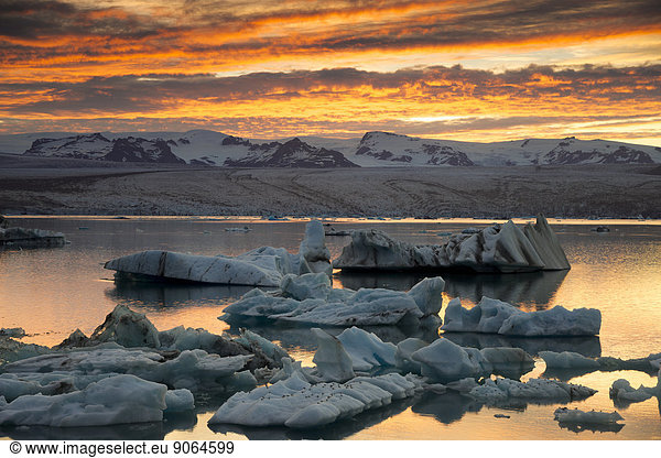 Eisberge Gletscherlagune Jökulsárlón im Abendrot Vatnajökull Gletscher Austurland Ost-Island Island
