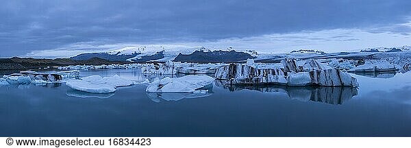 Eisberge in der Gletscherlagune Jokulsarlon bei Nacht  Südostisland
