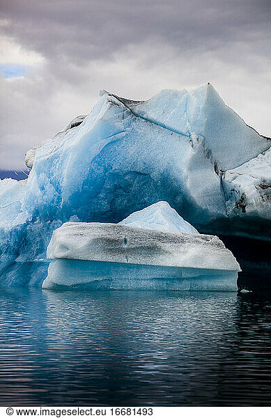Eisberge in der Gletscherlagune Jokulsarlon im Süden Islands.