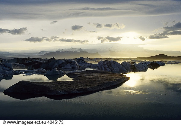 Eisberge treiben auf einem Gletschersee Sonnenuntergang Jökulsárlón am Fuße des Vatnajökull Island Europa