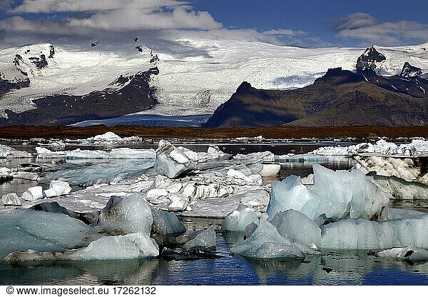 Eisberge  treibende Eisbrocken  Gletschereis  Gletscher  kalbender Gletscher  Gletscherlagune  Gletschersee  Gletscherlagune Jökulsárlon  Vatnajökull Gletscher  Südküste  Island  Europa